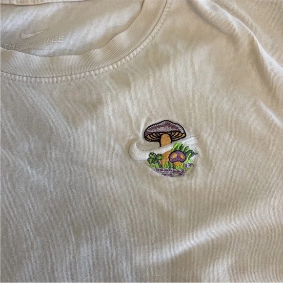 Nike Tee Men's Tshirt Mushroom Logo Beige Size Medium With Flaw - Picture 7 of 13